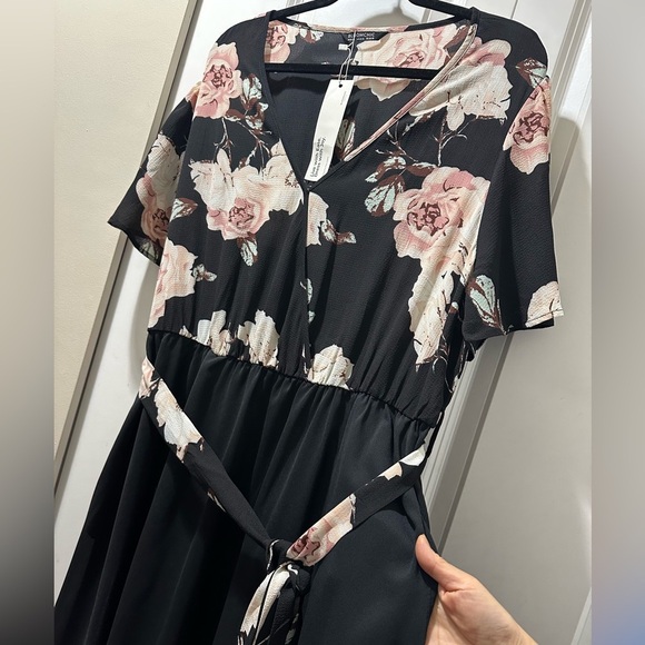 BloomChic Plus Size 2XL Black Floral Printed Pocket Surplice Belted Midi Dress - Picture 6 of 6